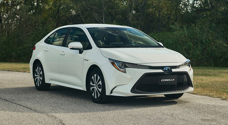 Toyota pide disculpas por pruebas falsas; detiene producción de autos
