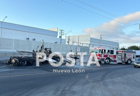 Choca tráiler y se incendia en Carretera a Laredo