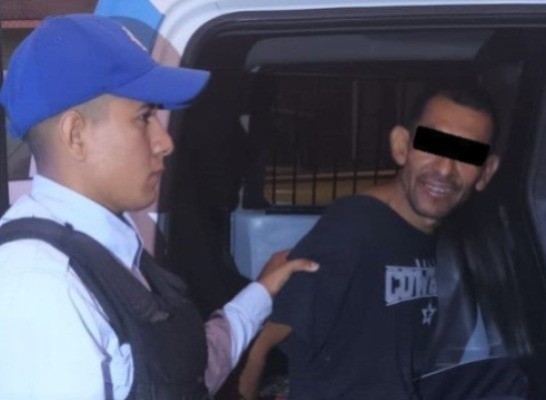 Carlos Antonio 'N' de 42 años tras haber sido detenido por policías del municipio de Monterrey. Foto: Policía de Monterrey.