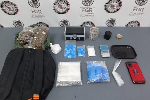 Los envoltorios y dosis de droga que fueron encontradas en el domicilio ubicado en la colonia Paseo de Guadalupe. Foto: FGR Nuevo León.