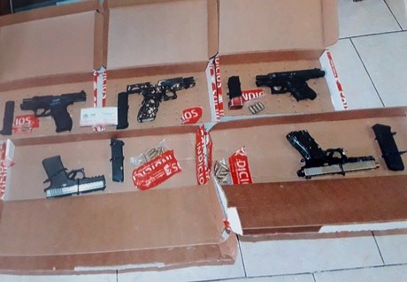 Condena FGR a 10 personas a 13 años de prisión por portación de armas de fuego