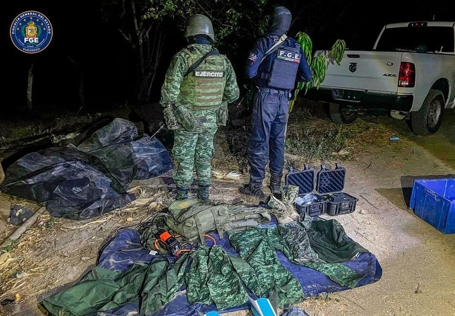 Elementos del Ejército y la Policía estatal resguardando la mercancia incautada. Foto: Fiscalía General de Justicia Guerrero.