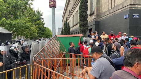La CNTE derriba vallas y realiza destrozos en Palacio Nacional