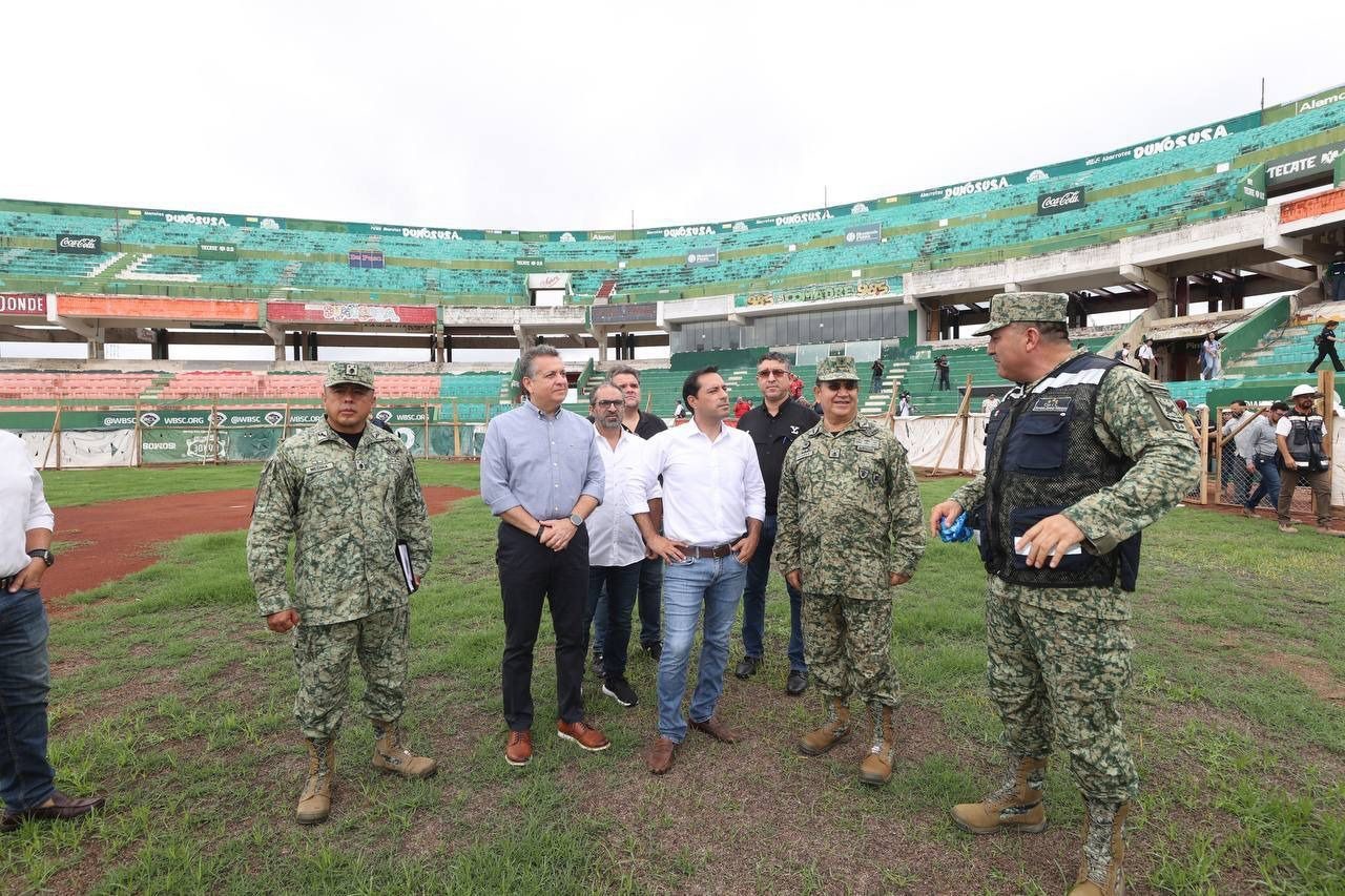 El Gobernador de Yucatán, Mauricio Vila , supervisó  los avances de la remodelación que se le hace al parque de béisbol Kukulcán.- Foto cortesía