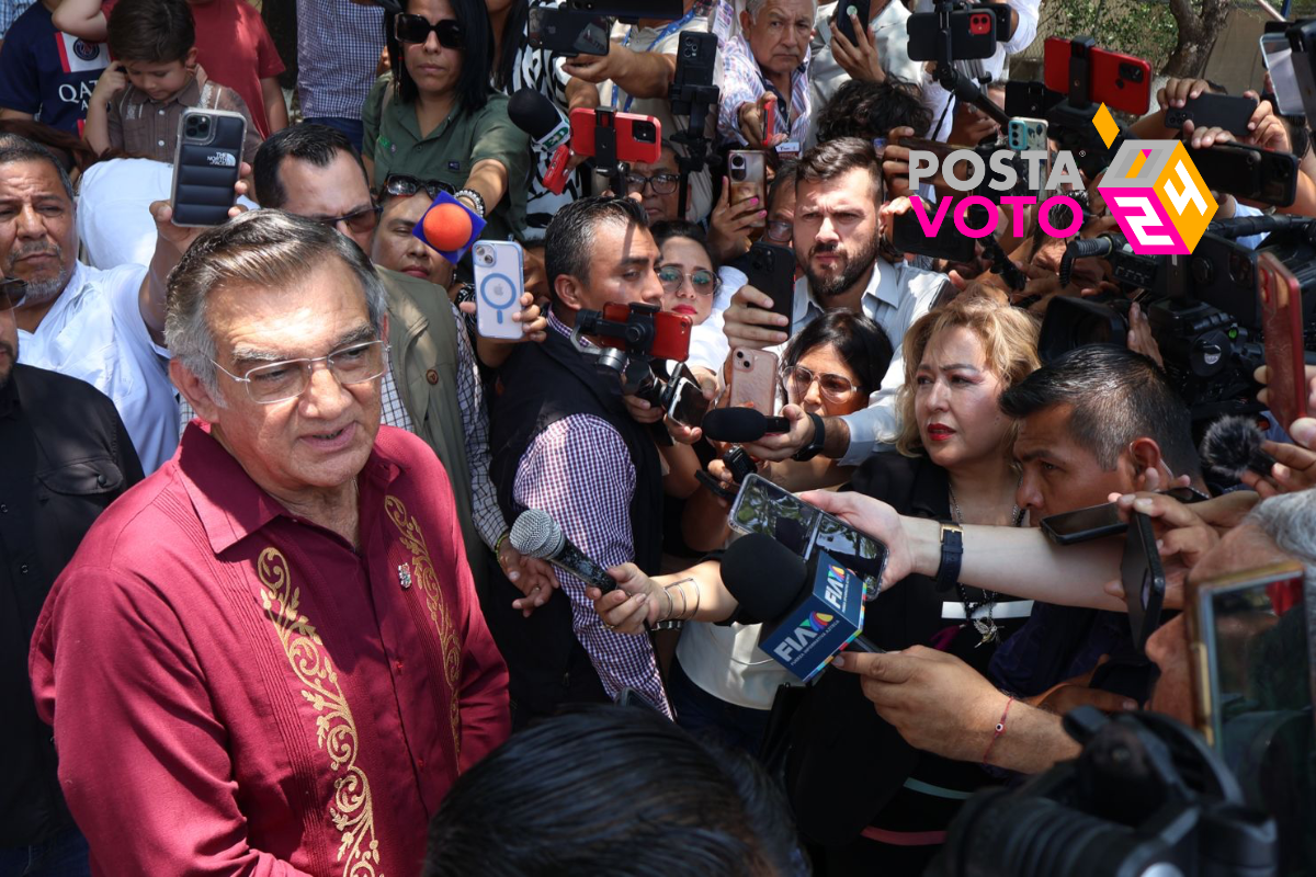 Américo Villarreal Anaya, gobernador de Tamaulipas, tras emitir su voto en la casilla instalada en la Universidad Pedagógica Nacional de Victoria. Foto: Ignacio Aceves