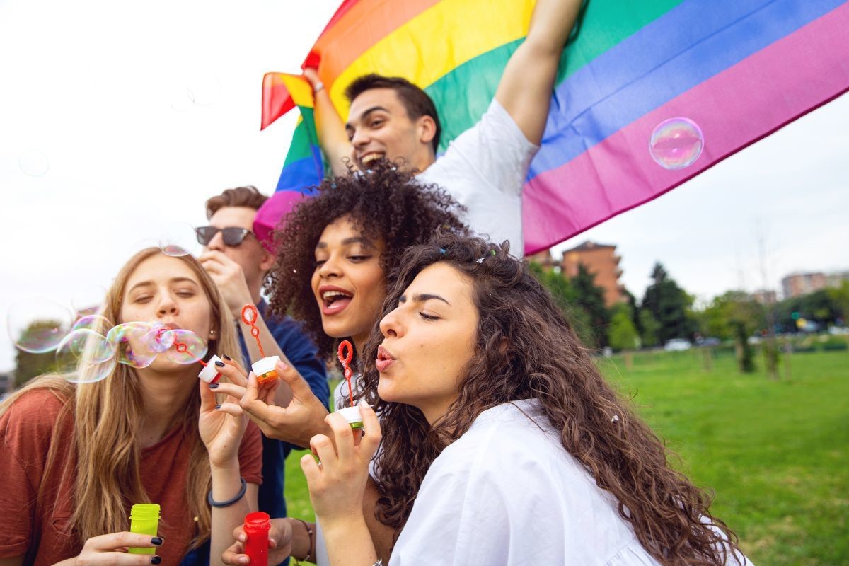 Jóvenes celebrando el mes del orgullo. Foto: Canva