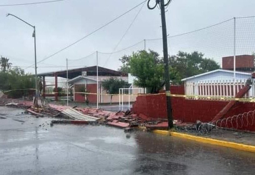La barda de la escuela quedó destruida a causa de la fuerte lluvia y los vientos registrados en el área metropolitana de Monterrey. Foto: Rafael Enríquez.