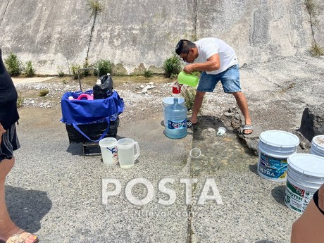 Escasez de agua en Barrio del Prado: Vecinos recolectan agua de arroyo
