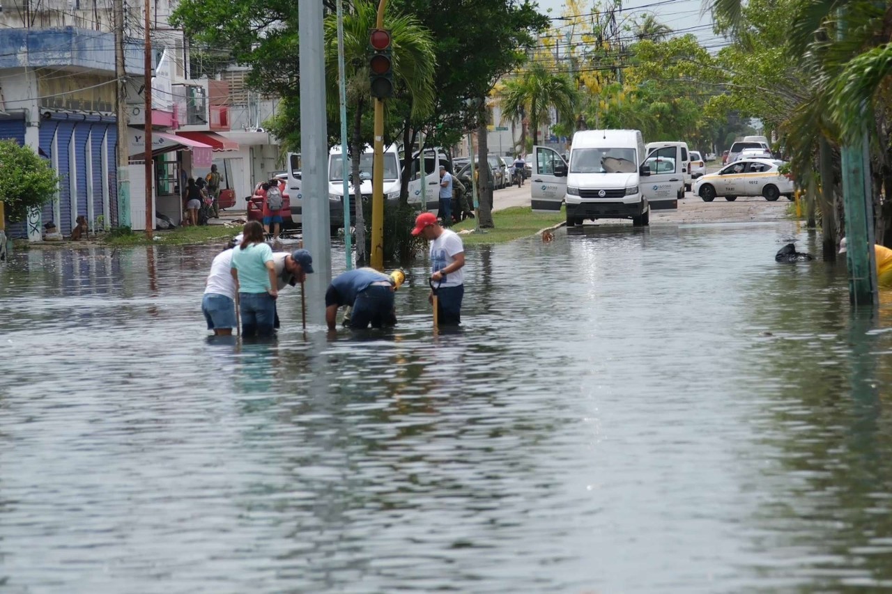 Civiles de la zona haciendo labores de rescate en Chetumal, Quintana Roo. Foto: López Dóriga Digital.