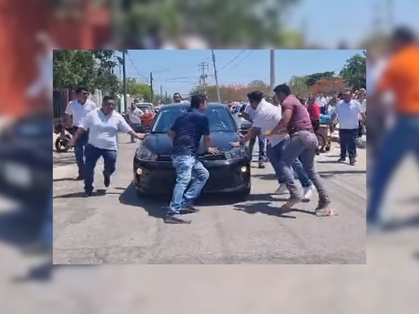Secretario del SNTE  Yucatán embiste con su vehículo a maestros en una protesta