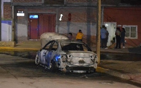 Balean y queman a dos personas dentro de un auto en Guanajuato