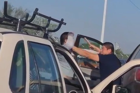 Conductores pelean en avenida Ruíz Cortines (VIDEO)