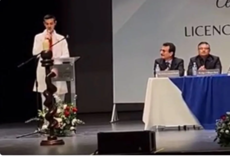 Joven da emotivo discurso en su graduación como médico (VIDEO)