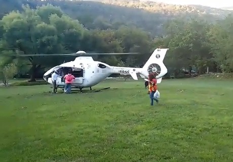 Trasladan a embarazada en helicóptero por complicaciones desde Santiago