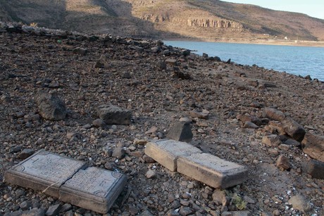 Descubren restos de cementerio por nivel bajo de presa Guadalupe Victoria