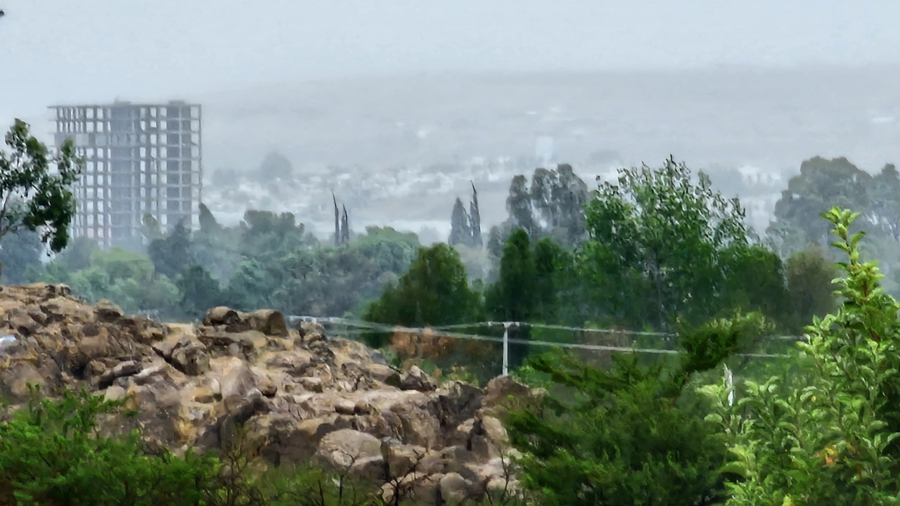Se pronostican lluvias fuertes en los municipios de la Sierra, así como lluvias ligeras y dispersas en el resto de la entidad. Foto: Luis Lozano.