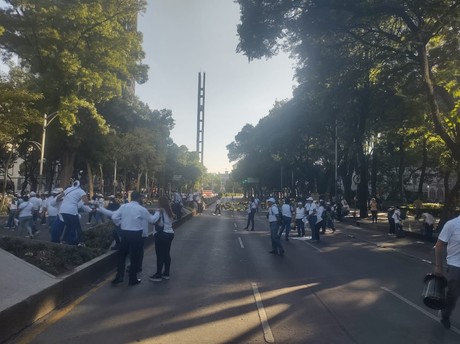 Jubilados y pensionados del IMSS instalan plantón en Paseo de la Reforma
