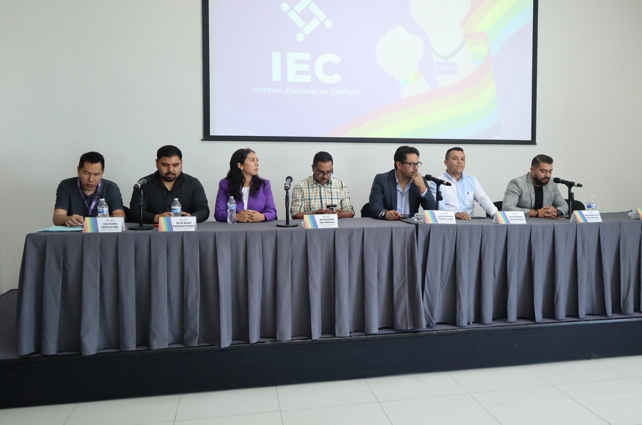 IEC da conocer en rueda de prensa a los regidores que forman parte de la comunidad LGBTQ. Foto de Edgar Romero.