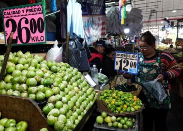 Una mujer comprando verduras en un mercado de abastos. Foto: Cuartoscuro.