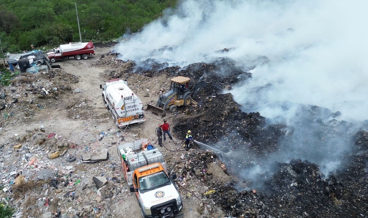 Corporaciones de auxilio sofocan el incendio en un basurero del municipio de Pesquería, Nuevo León. Foto: Facebook Protección Civil Nuevo León