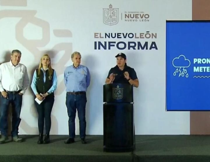 Samuel García con miembros de su gabinete para hablar sobre los recursos que pedirán a las autoridades. Foto: Armando Galicia.