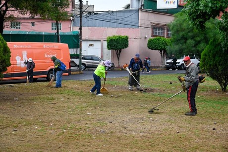 A barrer para mantener limpias las calles de Naucalpan