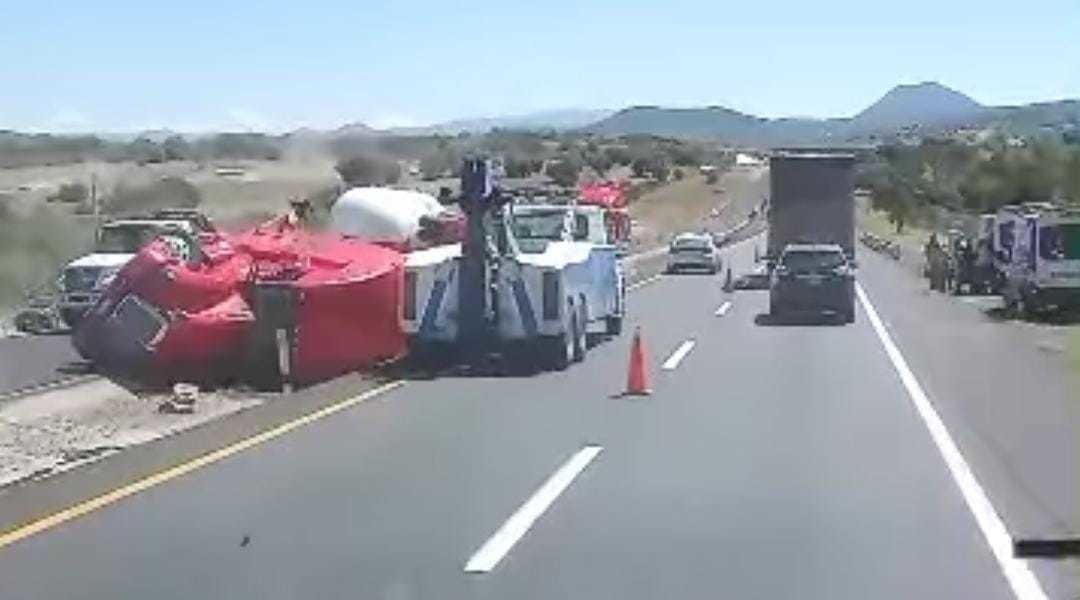 Pipa de gas LP vuelca en la autopista México-Tulancingo. Foto: Captura de pantalla