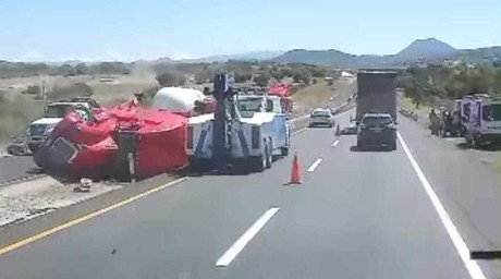 Pipa de gas LP vuelca en la autopista México-Tulancingo