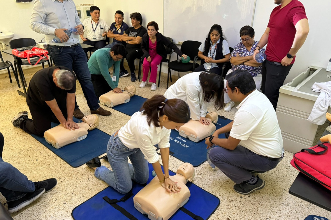  Personal del Servicio Médico de la Uady recibió capacitación  para responder de manera efectiva ante un paro cardiorrespiratorio.- Foto de la Uady