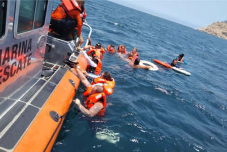 Rescatan a 36 turistas en playa de Cabo San Lucas