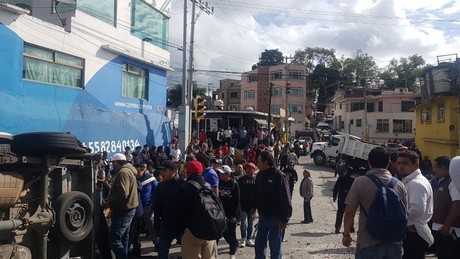 Accidente entre camión y combi deja ocho heridos en Huixquilucan (VIDEO)