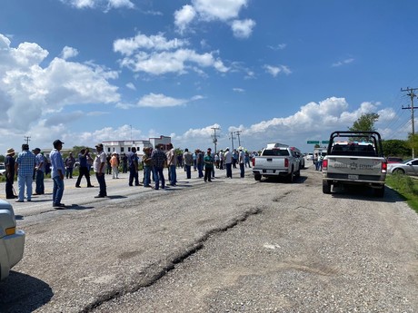 Agricultores de San Fernando cierran carretera Victoria-Matamoros