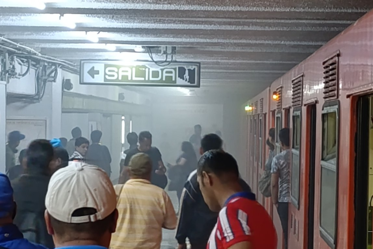 Ciudadanos dieron a conocer que persistía humo en el Metro de la Ciudad de México. Foto: @GUSS10SANTOS