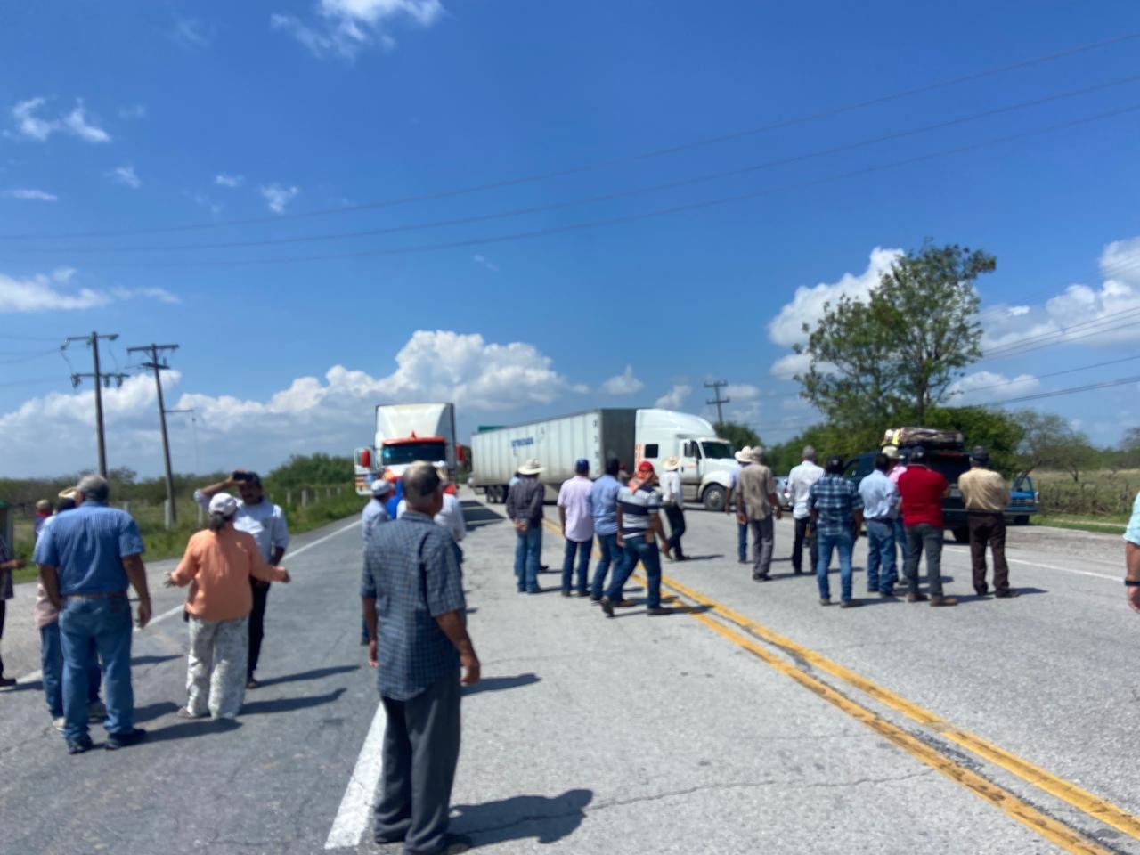 Agricultores mantienen bloqueada la carretera Victoria - Matamoros, en el km 188, a la altura de Higuerillas, en San Fernando. Foto: SSPT