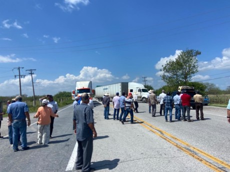 Agricultores bloquean la Carretera Victoria-Matamoros a transporte de carga