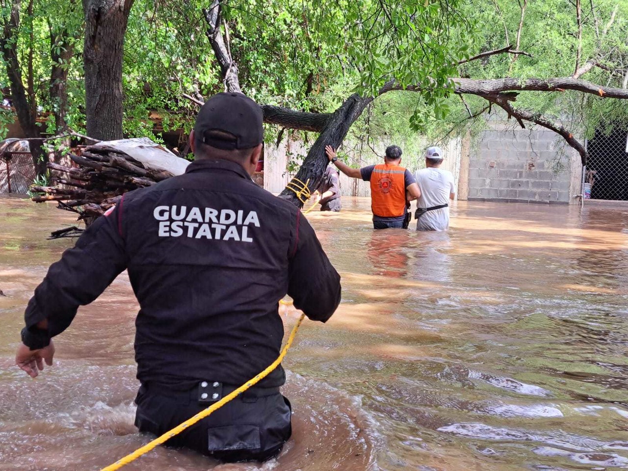 Plan Tamaulipas de la Guardia Estatal brindando auxilio a la ciudadanía. Foto: redes sociales