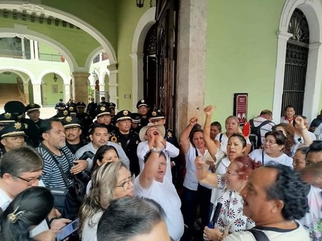 Profesores exigen diálogo con autoridades en el Palacio de Gobierno de Mérida