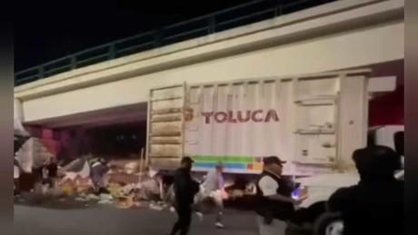 Autoridades desalojan a personas bajo puentes de Toluca