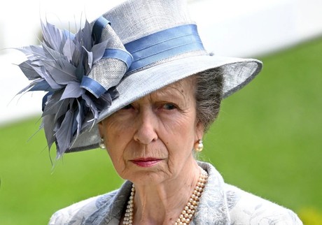 Hospitalizan a la princesa Ana de Inglaterra tras sufrir conmoción cerebral