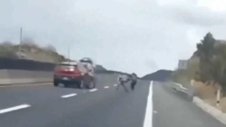 Terror en la carretera: a punta de pistola roban camioneta a familia (VIDEO)