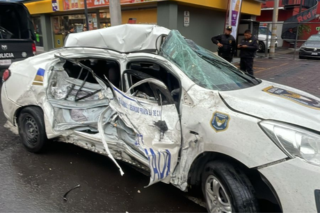 Aparatoso accidente en Venustiano Carranza, tráiler choca con auto de seguridad