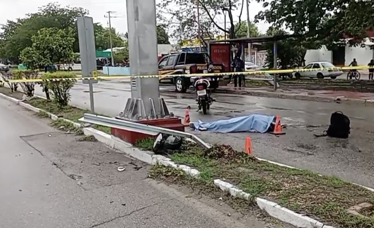 Un motociclista perdido la vida la mañana de este viernes luego de derrapar por el piso mojado de la  Avenida Quetzalcoatl de Mérida.- Foto de Quadratín Yucatán