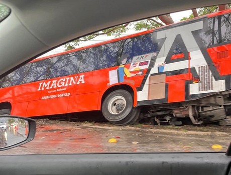 ¡Autobús escolar se sale del camino en el periférico de Mérida!