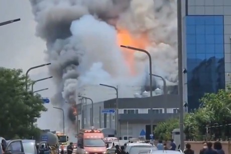 Explosión de baterías en fábrica de Seúl deja 23 muertos (VIDEO)