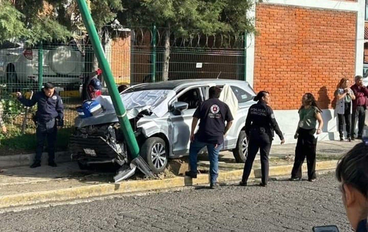 Autoridades custodian la camioneta atacada donde quedó el cuerpo sin vida de un joven de 16 años en San Pedro Cholula, Puebla. Foto: Facebook Alerta Cholula