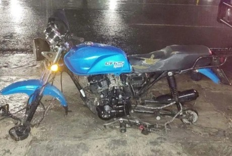 Arrestan a joven que arrastraba moto sin llantas en Monterrey