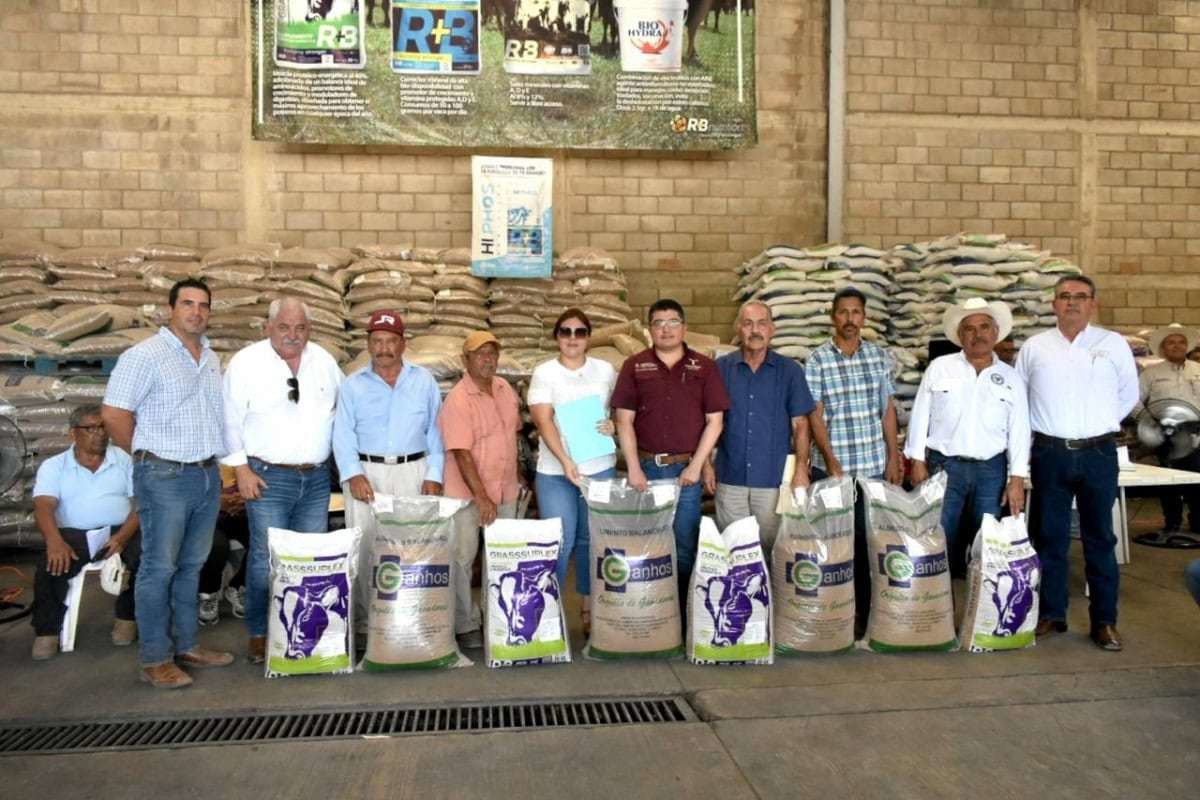 Entrega de apoyos a ganaderos afectados por la sequía. Foto: Gobierno de Tamaulipas