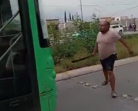 ¡Chancludo y con machete! Hombre agrede a chofer de ruta urbana (VIDEO)