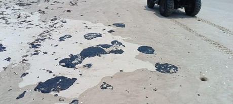 Hidrocarburo en Playa Miramar se convierte en fastidio para visitantes