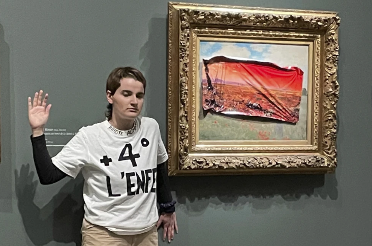 Activista detenida por pegar sticker en cuadro de Monet en el Museo de Orsay de París. Foto. Riposte Alimentaire